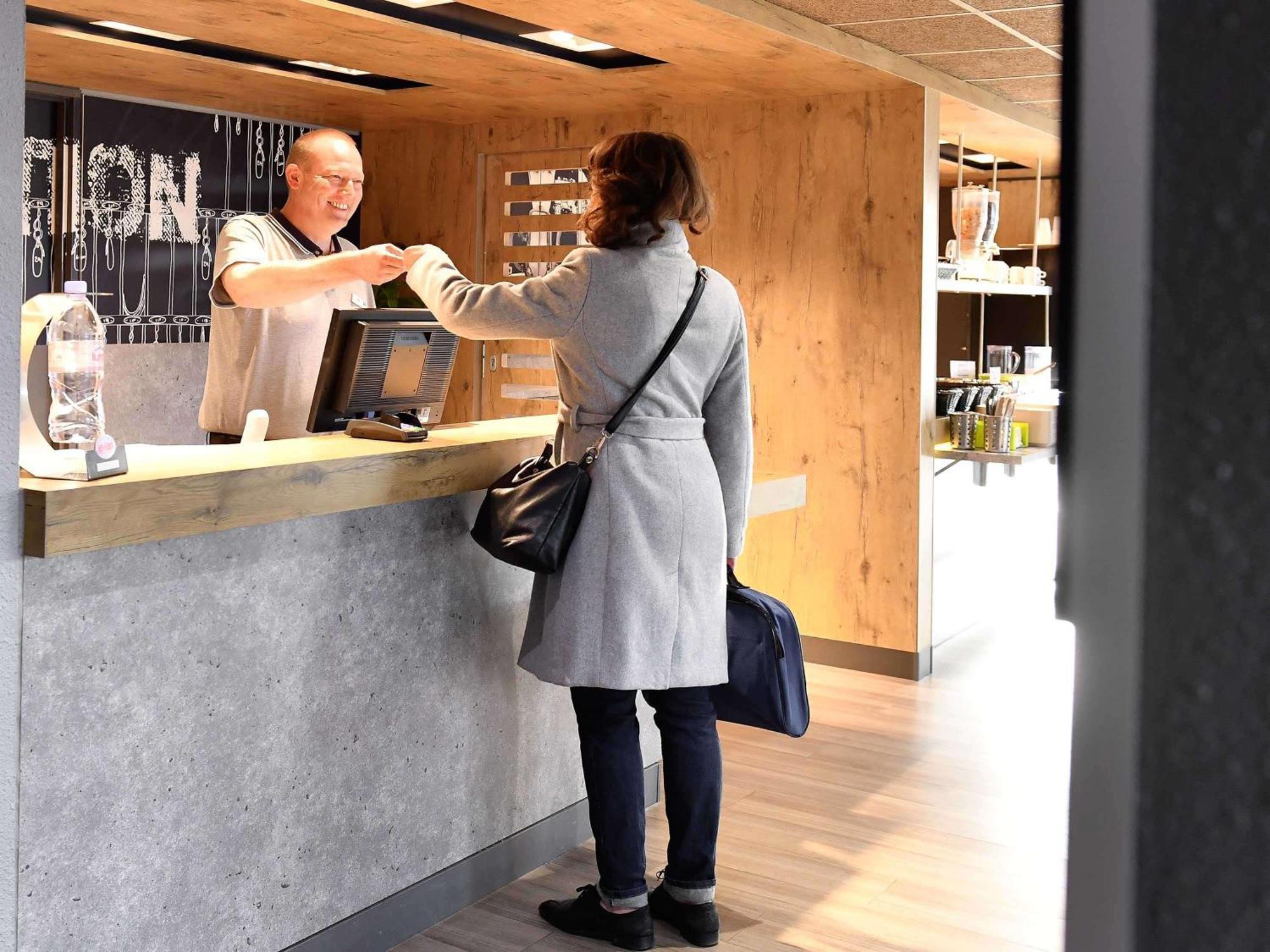 Ibis Budget Caen Porte De Bretagne Bretteville-sur-Odon Екстериор снимка