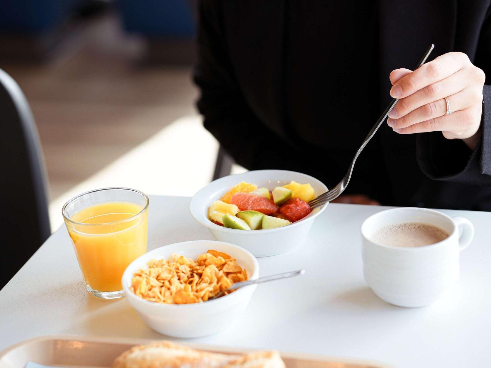 Ibis Budget Caen Porte De Bretagne Bretteville-sur-Odon Екстериор снимка